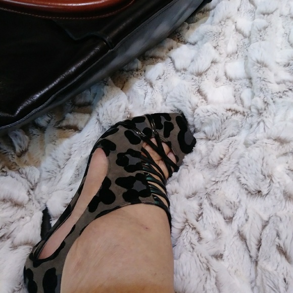 Woman Shoes - Picture 2 of 8